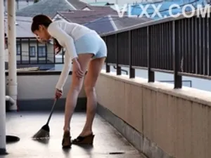 Một cô gái người mẫu có đôi chân đẹp nặng hơn 80 pound! Mang giày cao gót lụa đen, tán tỉnh bằng chân, quấn tất quan hệ tình dục bằng miệng