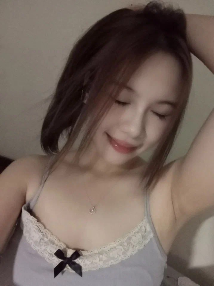 Anh trai giàu có được hẳn 2 người tình tranh nhau xem ai giỏi hơn