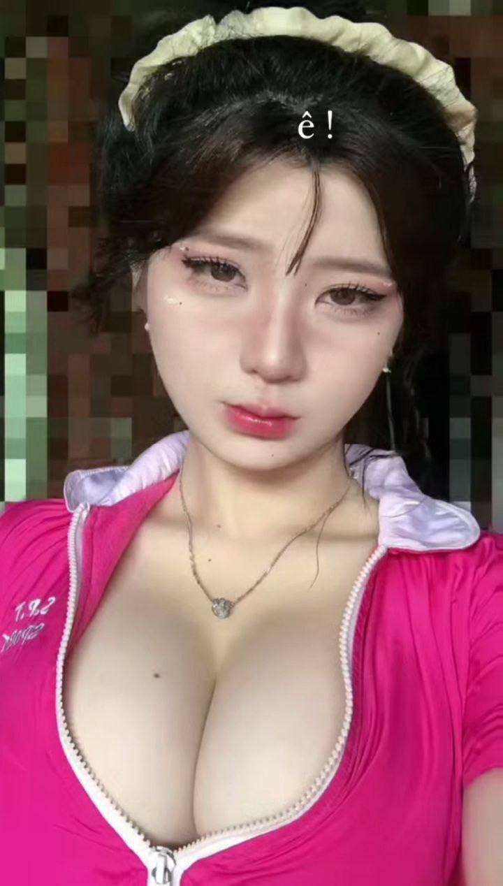 Cô gái này thực sự rất lẳng lơ. Cô phục vụ đời sống tình dục của cậu bé theo nhiều cách khác nhau. Cô ấy mặc quần tập yoga màu đen gợi cảm và khiến cậu bé bay lên và quan hệ với cô ấy theo nhiều cách khác nhau.