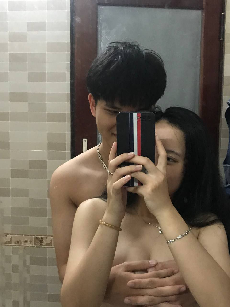 Thích người yêu của anh trai đã lâu, em trai cơ hội khi ông anh đã đi công tác